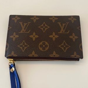 Louis Vuitton slim and convenient wallet very classic model